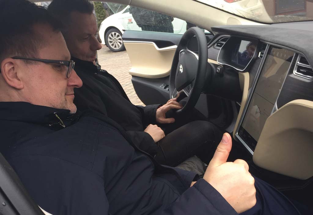 Członkowie zarządu ZPUE S.A. za kierownicą Tesli sprawdzają możliwości topowego obecnie na rynku elektrycznego auta
